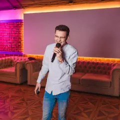 Ведущий Владислав Земляков