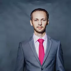 Ведущий Денис Чижов