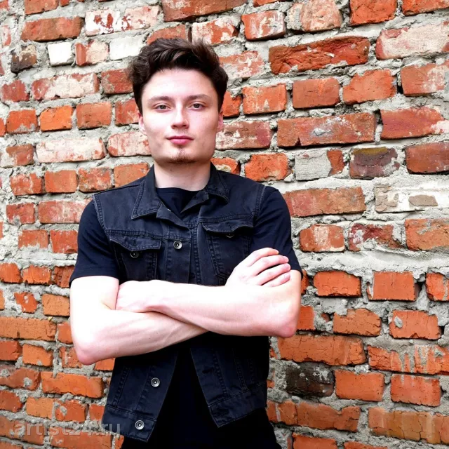 Ведущий Ден Мартис — ведущий