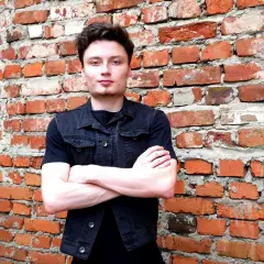 Ведущий Ден Мартис