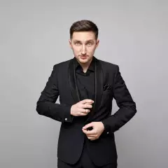 Ведущий Даниил Брант