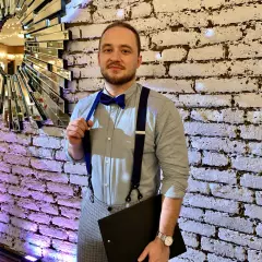 Ведущий Денис Науменко