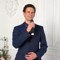 Ведущий Владислав Новиков