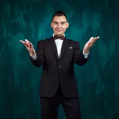 Ведущий Александр Семёнов
