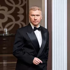Ведущий Сергей Хрусталев
