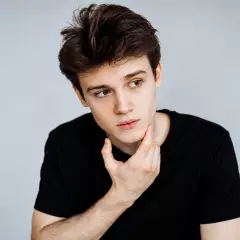 Ведущий Андрей Шишков