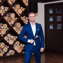 Ведущий Евгений Шамшин