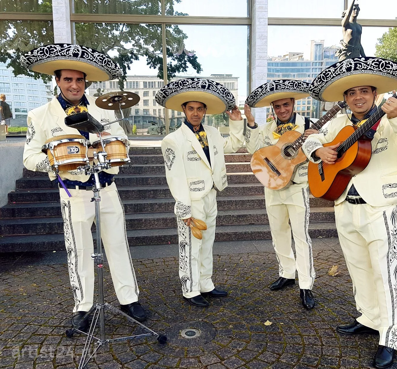 Кубинский дуэт «Duo Hermanos» — музыкант