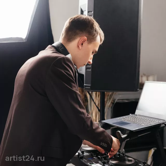 Диджей Александр Тишин — диджей