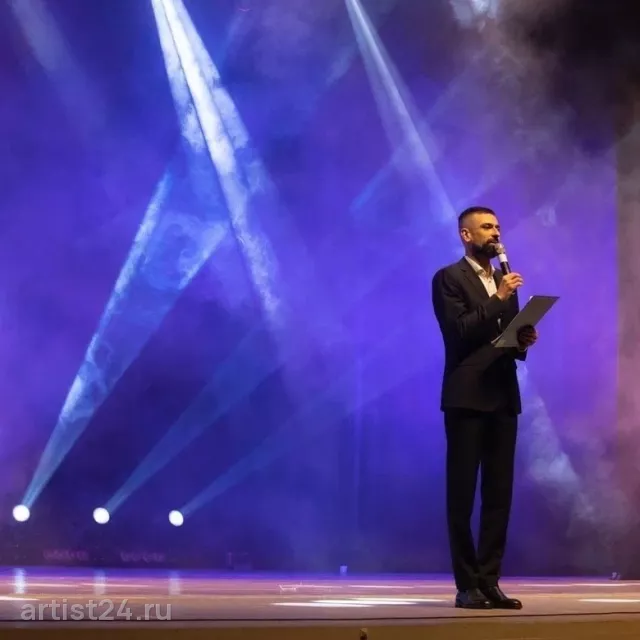 Ведущий Михаил Хромов — ведущий