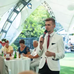 Ведущий Александр Железняков