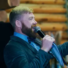 Ведущий Александр Манаков