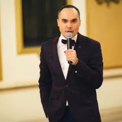 Ведущий Евгений Тараторин