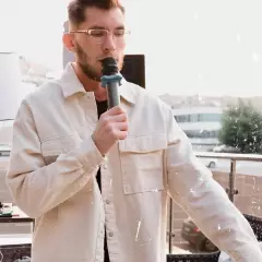 Ведущий Алексей Алфёров
