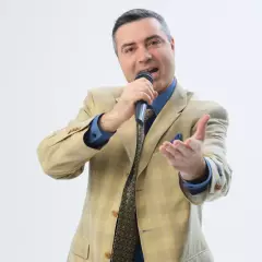 Ведущий Ренат Цветнов