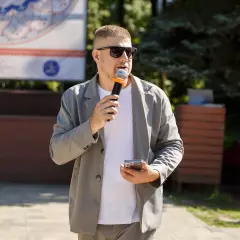 Ведущий Максим Галанов