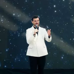 Ведущий Вадим Попов