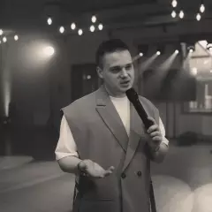 Ведущий Евгений Здерев