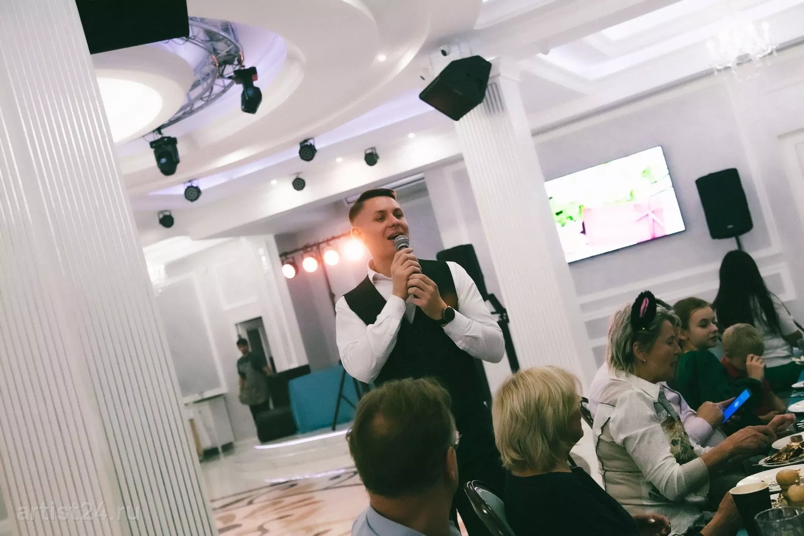Ведущий Александр Разиньков — ведущий