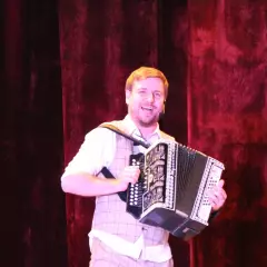 Певец-гармонист Сергей Макаров
