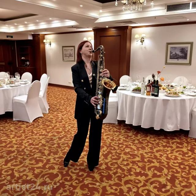 Шоу-группа SAX-S — саксофонист