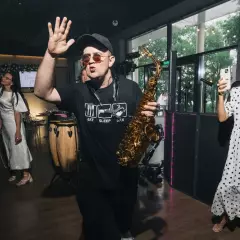 Саксофонист Владимир Арзамазов
