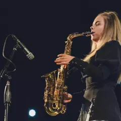 Саксофонистка Алёна Волкова