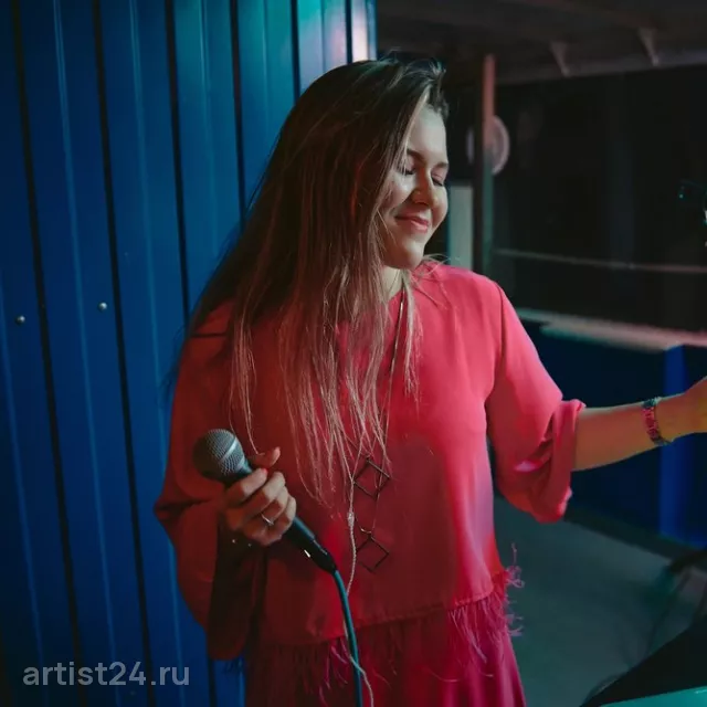Певица Амина Мурадова — вокалист