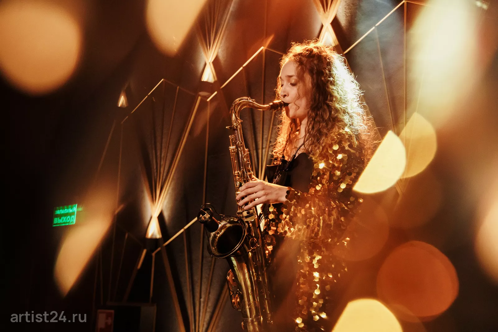Саксофонистка Людмила Lala Sax — саксофонист