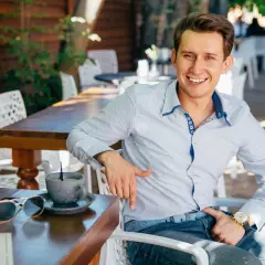 Ведущий Алексей Русаков