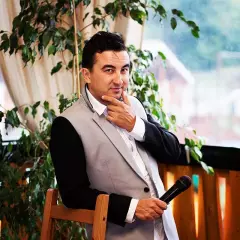 Ведущий Евгений Григорьев