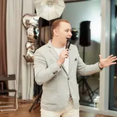 Ведущий Алексей Заздравнов