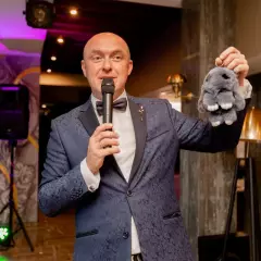 Ведущий Константин Плотников