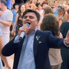 Ведущий Евгений Мазикин