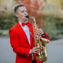 Саксофонист Михаил Сухарев