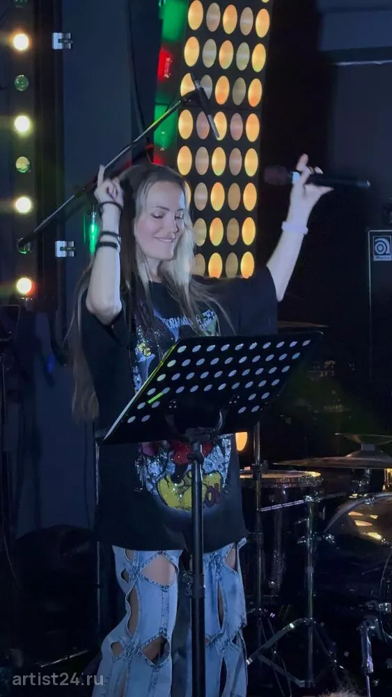 Певица Марина Чернявская — вокалист