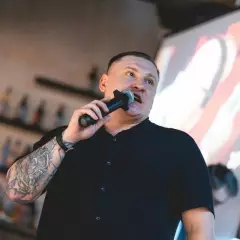 Ведущий Максим Антипин