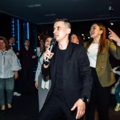 Ведущий Евгений Кожокару