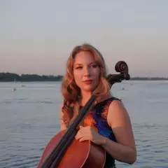 Виолончелистка Дарина Пахучая