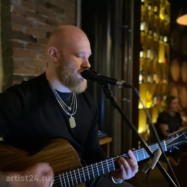 Певец Глеб Валяев — вокалист
