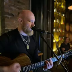 Певец Глеб Валяев