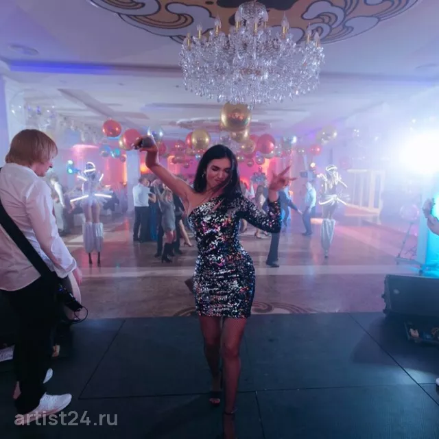Певица Алина Авчиян — вокалист