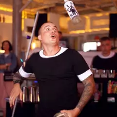 Шоу-бармен Олег Малик