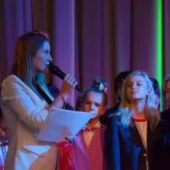 Ведущая Ксения Попова