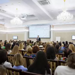 Ведущий Евгений Карпов