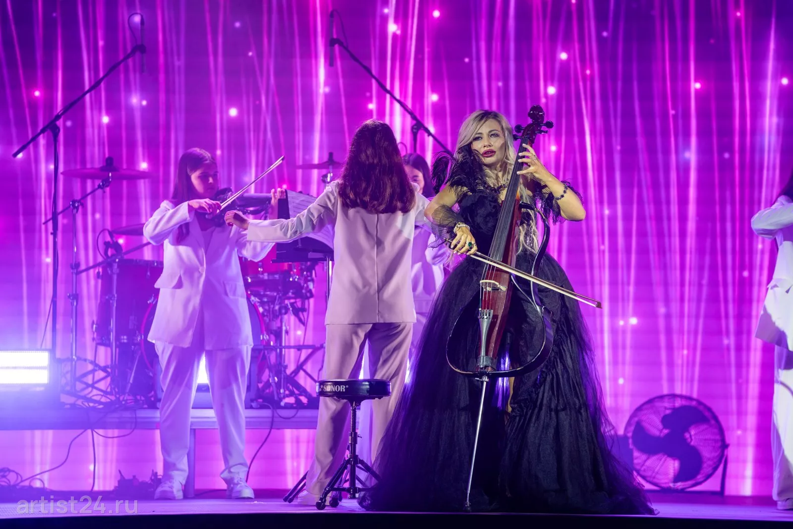 Электровиолончелистка SOFI и шоу «Cyber Orchestra» — скрипач