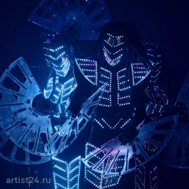 Электровиолончелистка SOFI и шоу «Cyber Orchestra» — скрипач, фото 5