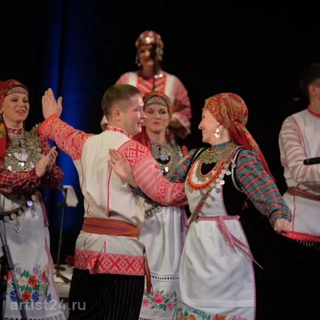 Театр фольклорной песни и танца Айкай — музыкант