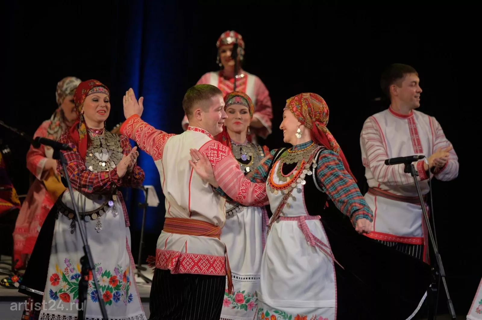 Театр фольклорной песни и танца Айкай — музыкант