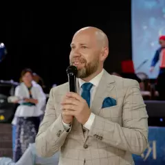 Ведущий Антон Денисов